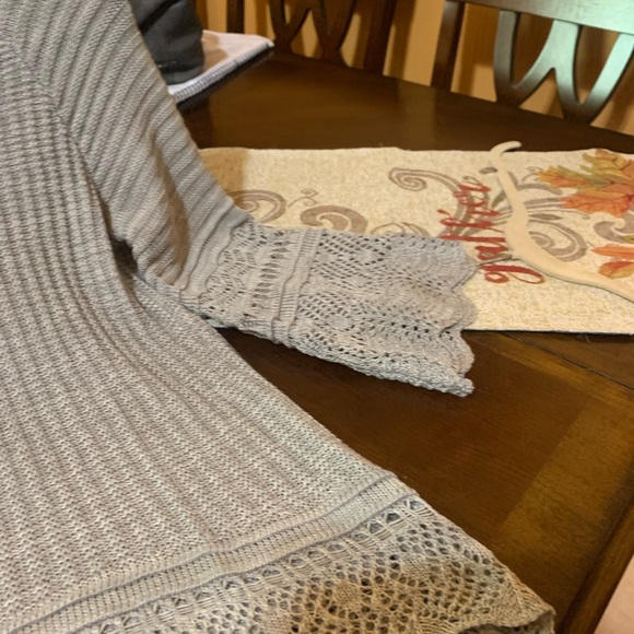 Sweater NWOT LIGHT GRAY WITH DETAILS AROUND ARMS AND BOTTOM - Picture 2 of 4